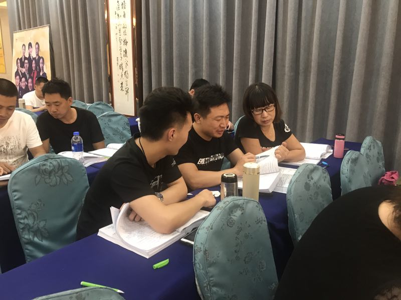 向阳计划郑州站--学累了，同学相互帮助；学不会，教辅老师带你学。深夜十一点，我们还在坚持努力2.jpg